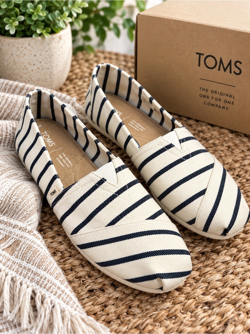 NWT Toms Women’s ‘The Venice Collection Classic Flat’ in “White / Navy Riviera”